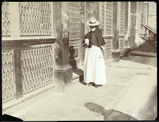 Una donna che cammina su un marciapiede, New York, 1896-98